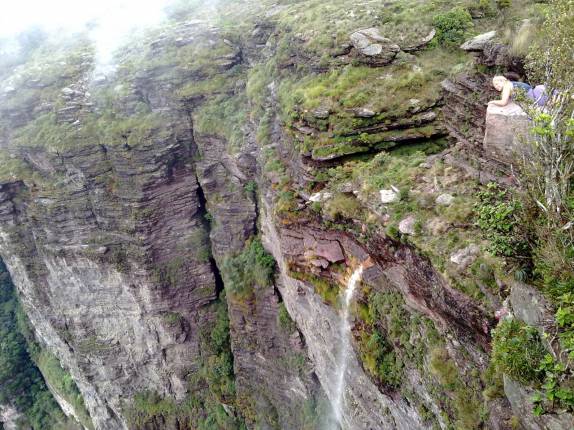 Observando a queda da Cachoeira da Fumaça, próximo à vila do Capão, na Chapada Diamantina - BA